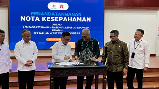Penandatanganan MoU antara  Ketua Umum PWI Akhmad Munir dengan Gubernur Lemhannas Ace Hasan Syadzily di Kantor Lemhannas RI, Jakarta. (Foto: ist)