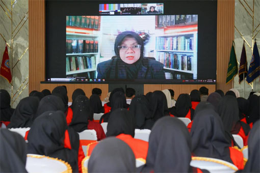 Bupati Siak Afni Zulkifli di depan  mahasiswa baru Universitas Riau Indonesia (UNRIDA).  (Foto: ist)