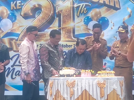 Salah seorang pendiri SMAN I Ungar Raja Jemishak memotong tumpeng di dampingi Camat Ungar Bolkya Ayadi, Kepala SMAN I Ungar M Nasrol,  Kepala Sekolah sebelumnya Drs. Abd Latif dan Drs Khairani. (Foto: Raja Juraimi)