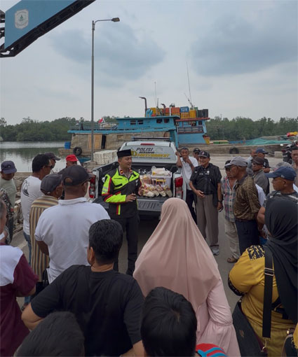  IPDA Zulhamsyah Putra, anggota Polresta Tanjungpinang, sedang melaksanakan  kegiatan Razia Perut Lapar (RPL). (Foto: ist)