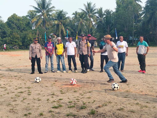Wakil Ketua I DPRD Karimun H Satria melakukan tendangan pertama. (Foto: Raja Juraimi)