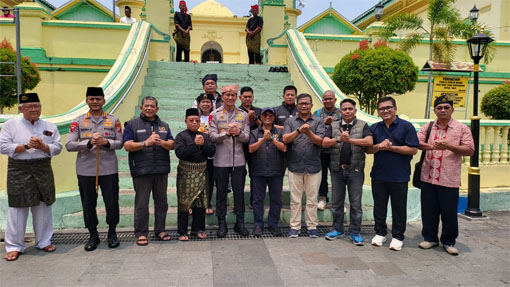 Foto bersama Kaplda Kepulauan Riau Irjen Pol Suhendri dengan sejumlah pengurus PWI Kepri. (Foto: ist)