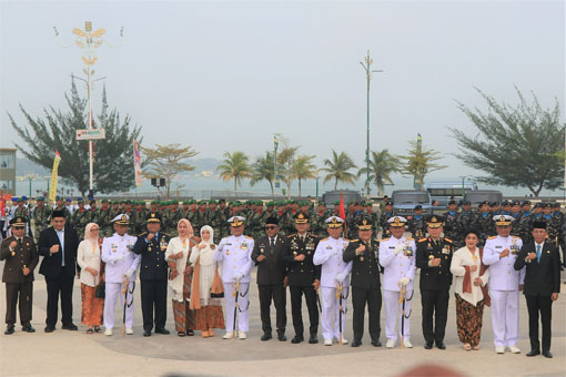 Foto bersama dalam rangka upacara peringatan HUT ke-81 TNI di Tugu Sirih, Tanjungpinang. (Foto: ist)