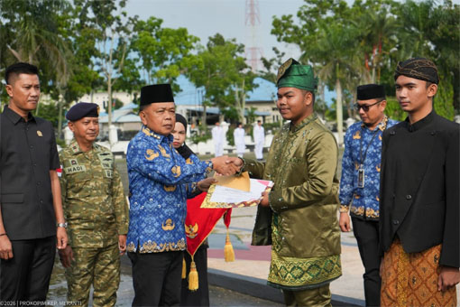 Bupati Kepulauan Meranti AKBP (Purn.) H. Asmar, serahkan piagam penghargaan kepada para pemenang lomba pidato tingkat SLTA sederajat se-Kabupaten Kepulauan Meranti. (Foto: ist)