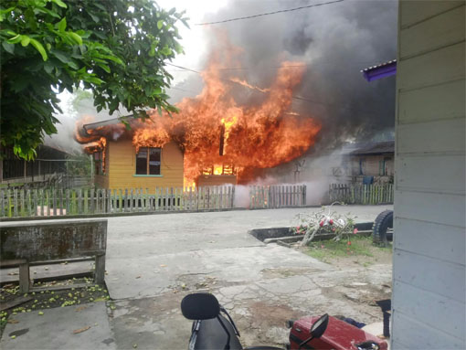 Rumah milik Camat Merbau, Kabupaten Kepulauan Meranti, Wan Jumiati, di Jalan Rambutan RT 001 RW 002, Kelurahan Telukbelitung, Kecamatan Merbau, ludes diamuk si jago merah. (Foto: ist)
