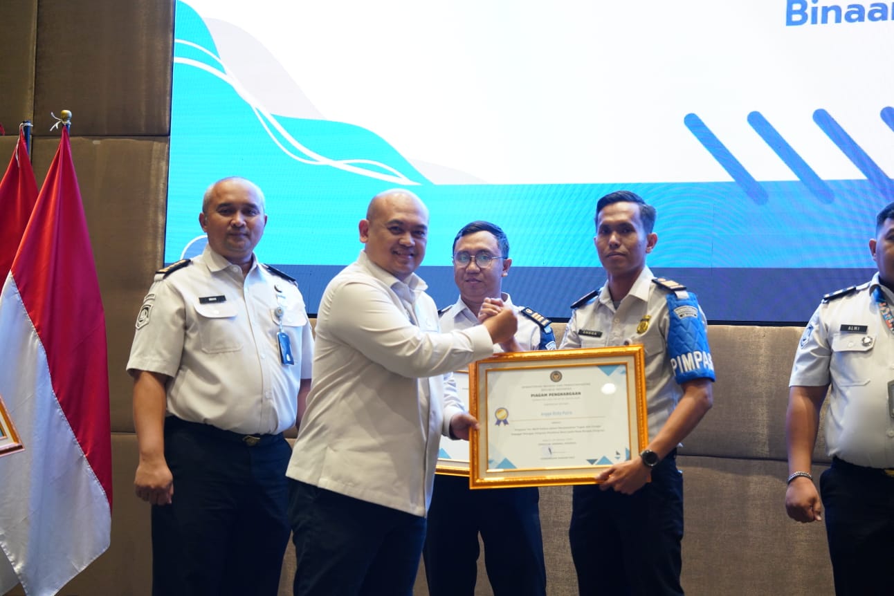 Angga Rizky menerima penghargaan