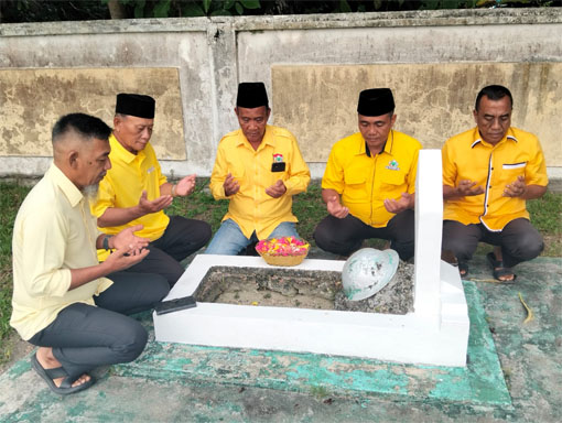 Martin Lesmana, SE Anggota DPRD Karimun Dapil III Pulau Kundur, bersama PK Se Pulau Kundur Do'a bersama di Taman Makam Pahlawan Tanjungbatu Kundur. (Foto: Raja Juraimi)